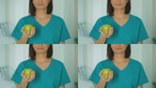 女医生提供青苹果、健康生活方式饮食理念、牙科护理高清在线视频素材下载