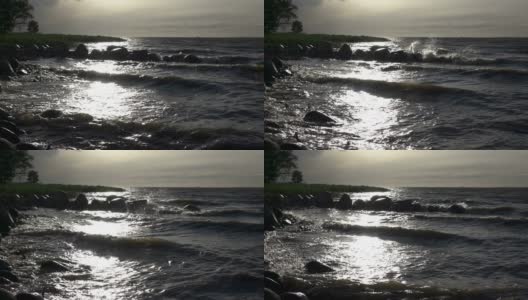 芬兰湾全景图。波浪冲击着海岸的岩石。在地平线上的克朗斯塔特，慢镜头。高清在线视频素材下载