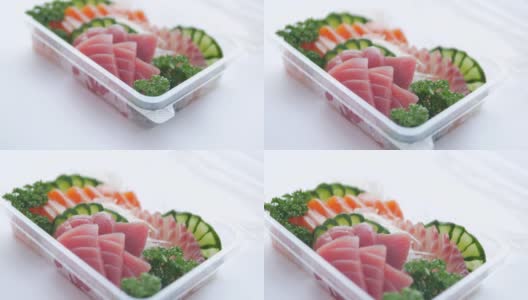 一套寿司装在塑料盒里，送回家准备吃的健康快餐高清在线视频素材下载