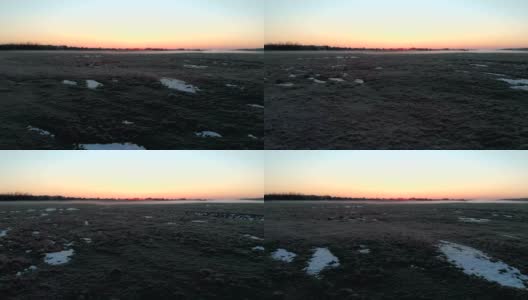 有晨霜和阳光的草地，黎明时冰冻的牧场。和平的风景高清在线视频素材下载