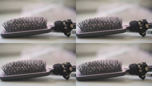女人手拿脏梳子做发型特写高清在线视频素材下载