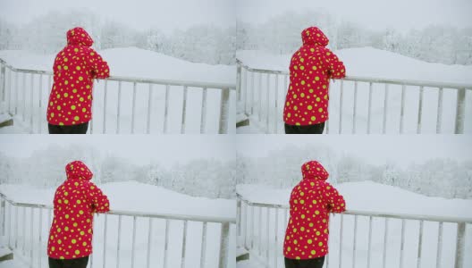 女性的雪景高清在线视频素材下载