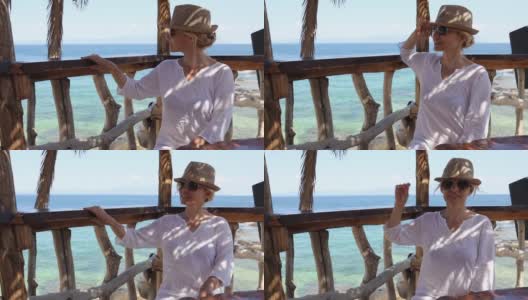 成熟的金发女郎在爱奥尼亚海岸度假高清在线视频素材下载
