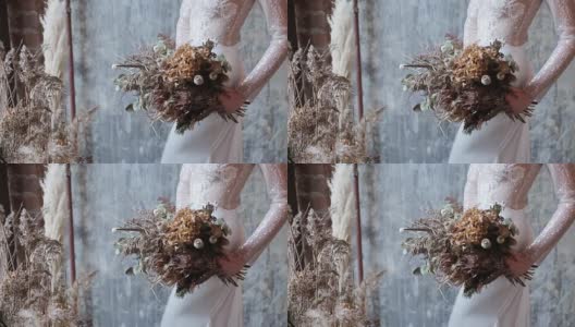美丽的新娘捧着婚礼上五颜六色的花束高清在线视频素材下载