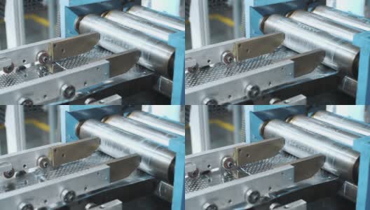 在工厂的自动洗涤滚筒上轧制金属穿孔板高清在线视频素材下载