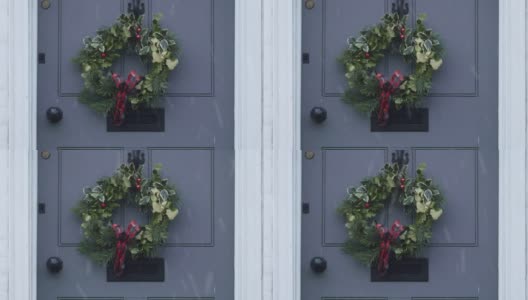 冬青和槲寄生圣诞花环在传统的英国门高清在线视频素材下载