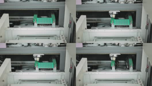 绿色PCB线路板由自动化工业机器人提供，用于组件放置和焊锡浴高清在线视频素材下载