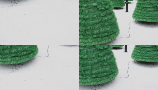 绿色的圣诞树在白色的毛皮地毯上。从下往上倾斜射击。有三棵树。高清在线视频素材下载
