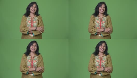 成熟快乐美丽的印度女人微笑着，穿着传统服装，双臂交叉高清在线视频素材下载