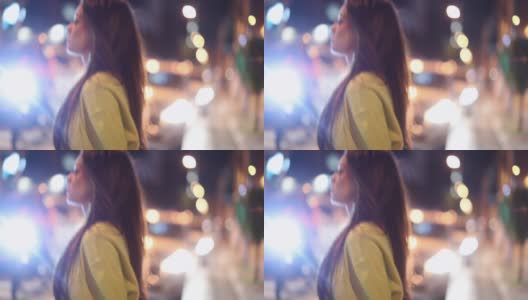美丽的女人走在夜晚的城市过马路在夜生活的慢镜头高清在线视频素材下载