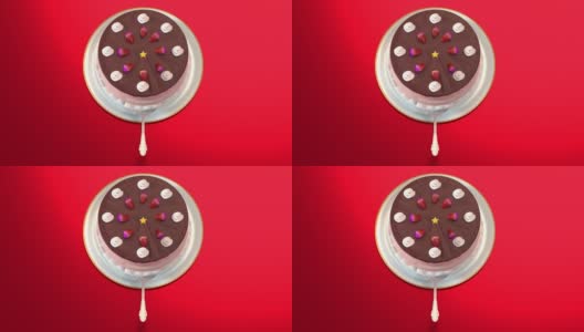 新年贺卡与圣诞树制作的白色盘子上的蛋糕，红色背景，4K分辨率高清在线视频素材下载