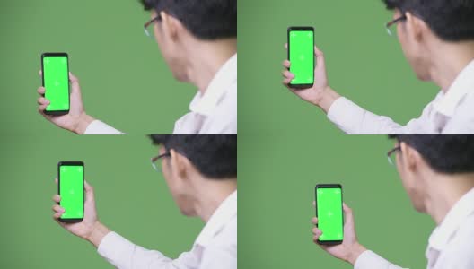 年轻的亚洲商人在展示拷贝空间时使用手机高清在线视频素材下载