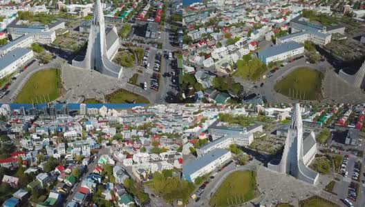 冰岛雷克雅未克Hallgrimskirkja教堂建筑。空中视频。从上到下。空中dron视频。令人惊叹的市中心视野飞行。高清在线视频素材下载