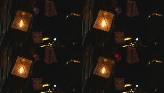 闪烁的灯笼外的商店橱窗在城市的市中心城市晚上高清在线视频素材下载