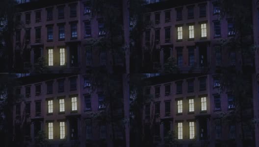 夜间拍摄典型的布鲁克林褐石屋高清在线视频素材下载
