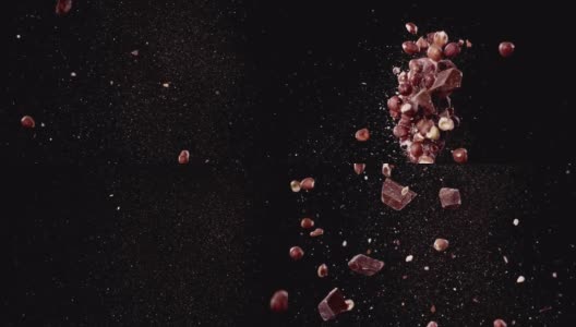 巧克力和榛子在空中碰撞超级慢动作视频1000帧/秒高清在线视频素材下载