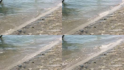 海浪拍打着石岸。高清在线视频素材下载