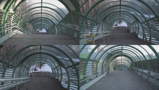 步行在新建的现代化人行天桥上的高速公路高清在线视频素材下载