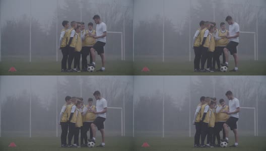 4K:教练指导他的孩子足球队。高清在线视频素材下载