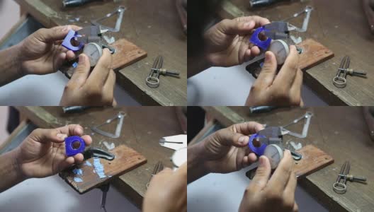 珠宝工匠使用游标卡尺标记和量环蜡模高清在线视频素材下载