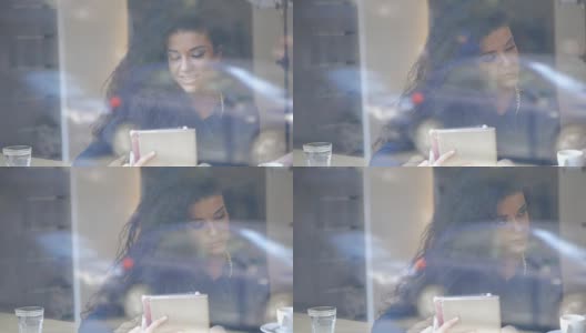 女商人在喝咖啡，看平板电脑高清在线视频素材下载