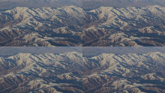 山上的鸟瞰图。从飞机窗口观看。阿富汗的兴都库什山脉高清在线视频素材下载