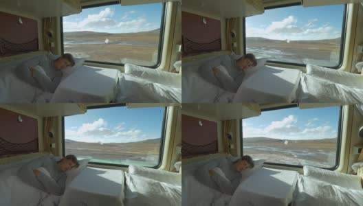 特写:疲惫的女孩睡在卧铺里，在火车穿越西藏的旅途中。高清在线视频素材下载