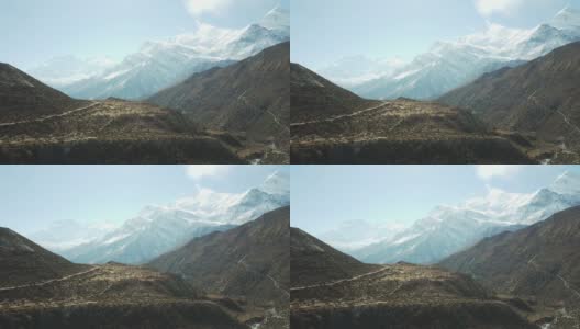 尼泊尔喜马拉雅山马南谷的全景照片。山谷里有一条小河。高山。贫瘠的山坡，中间有一些灌木丛。安纳普尔纳峰电路长途跋涉高清在线视频素材下载