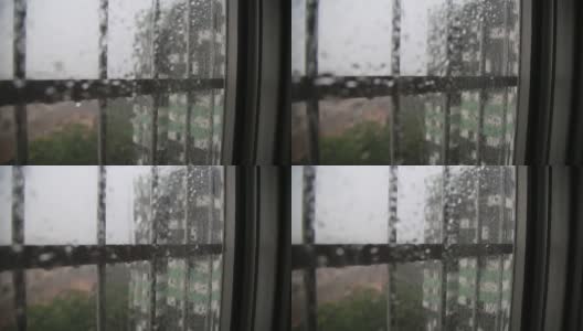 在萨尔瓦多城市的公寓窗户下雨高清在线视频素材下载
