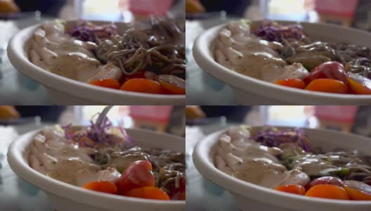 冷面鸡肉鳄梨沙拉西红柿用叉子吃特写高清在线视频素材下载