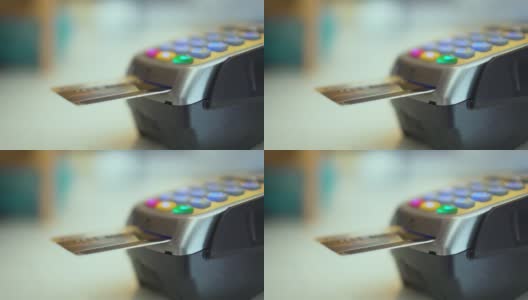 使用信用卡读卡器的特写，慢动作高清在线视频素材下载