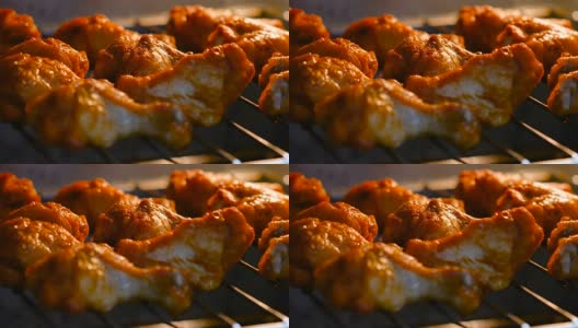 烤香辣鸡翅用烤炉用谷粒加工而成高清在线视频素材下载
