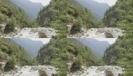 尼泊尔山区河上的吊桥。Manaslu电路长途跋涉。高清在线视频素材下载