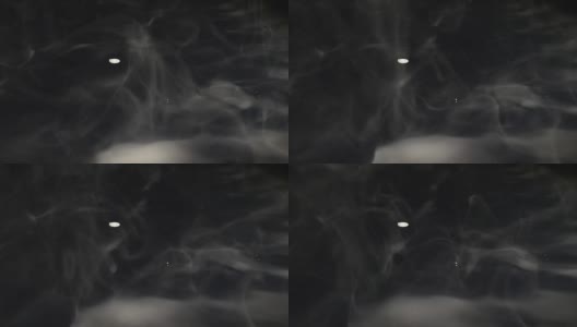 烟雾在黑色背景上翻腾高清在线视频素材下载
