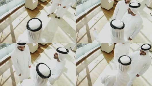 迪拜的男同事们在市中心的办公室握手问候高清在线视频素材下载