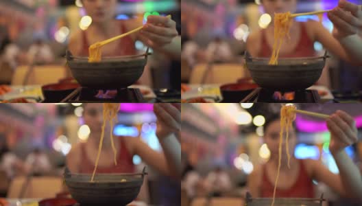 年轻女子正在吃日本食物。高清在线视频素材下载