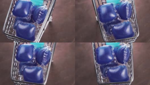 迷你购物车里的蓝色洗碗机胶囊高清在线视频素材下载