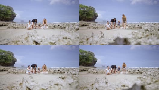 多代同堂的一家人在海滩的水里玩耍高清在线视频素材下载
