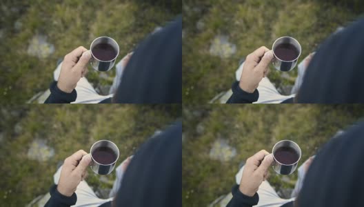 夏日户外日出时，年轻人在山上用金属杯喝茶高清在线视频素材下载