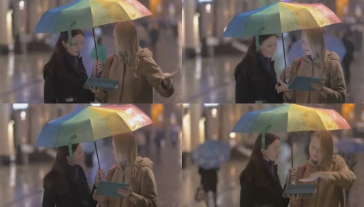 下雨天在街上聊天的女人高清在线视频素材下载