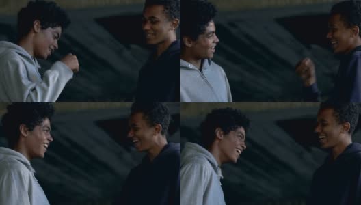 两个非裔美国人互相碰撞拳头，友好的问候手势，街头生活高清在线视频素材下载