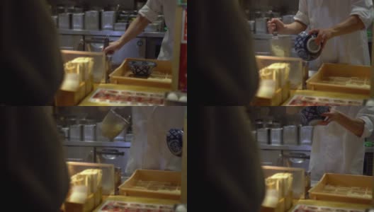 4K，一个专业厨师在中餐厅准备面条。高清在线视频素材下载