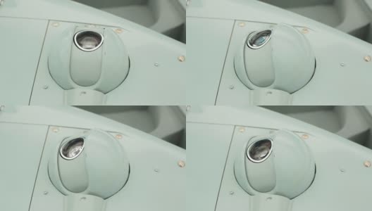 近距离拍摄无人驾驶飞行器的监控摄像头旋转。为飞行作业准备监视无人机。飞行前检查无人机主要部件。高清在线视频素材下载