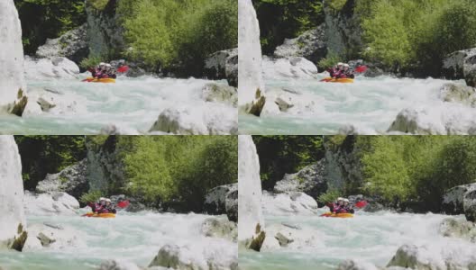 慢镜头近两个人皮划艇在翡翠白水河上的双皮划艇，越过急流，享受自然索卡，斯洛文尼亚高清在线视频素材下载