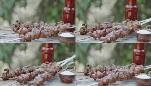 烤串在串上和酱汁旋转。高清在线视频素材下载