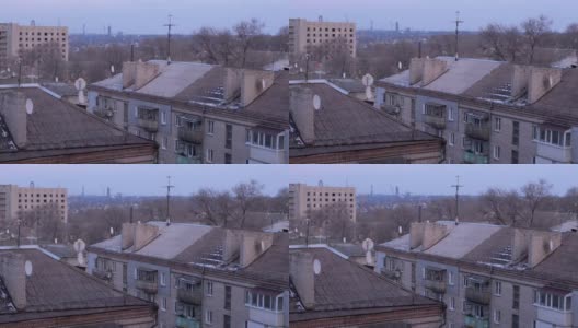 赫鲁晓夫的旧高层建筑的瓦片屋顶和生锈的卫星天线高清在线视频素材下载