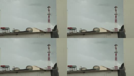 屋顶上的两个涡轮通风口在灰色的天空中旋转高清在线视频素材下载
