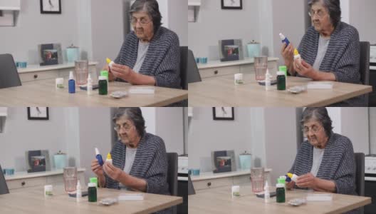 家中有日常药品的老年妇女高清在线视频素材下载
