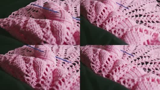爱好和生活方式:编织，制作人造花和装饰品。粉红色的针织布，线团，一套钩子。多莉锅里高清在线视频素材下载
