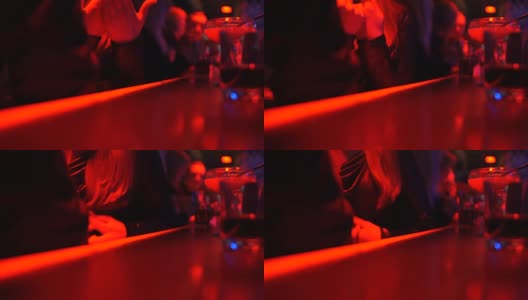 坐在吧台的女人和男人聊天，夜店的派对气氛高清在线视频素材下载